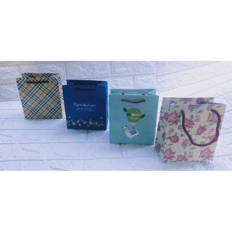 túi giấy đựng quà size 13×15×7,5cm .