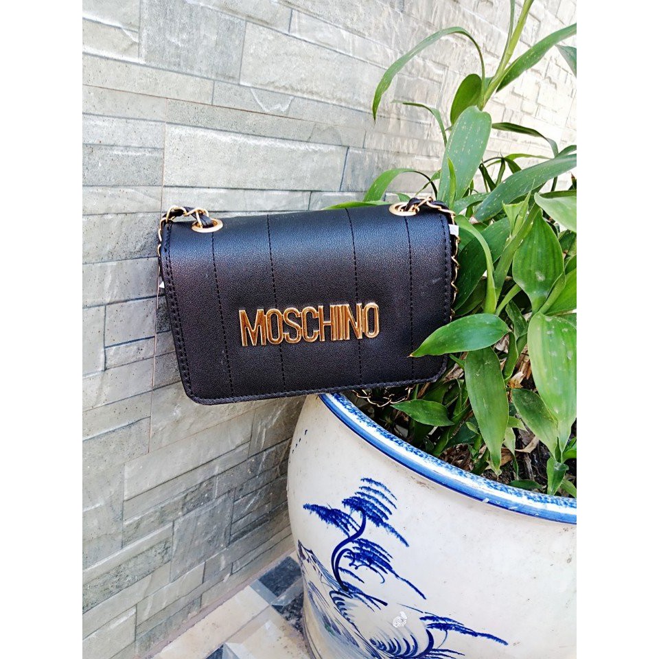 Túi đeo chéo gắn chữ Moschino