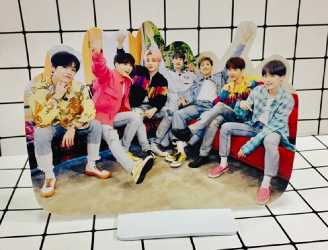 Tượng standee BTS để bàn