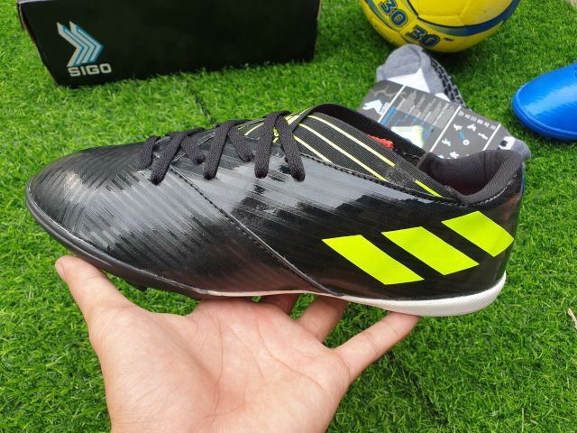 Giầy đá bóng sân cỏ nhân tạo