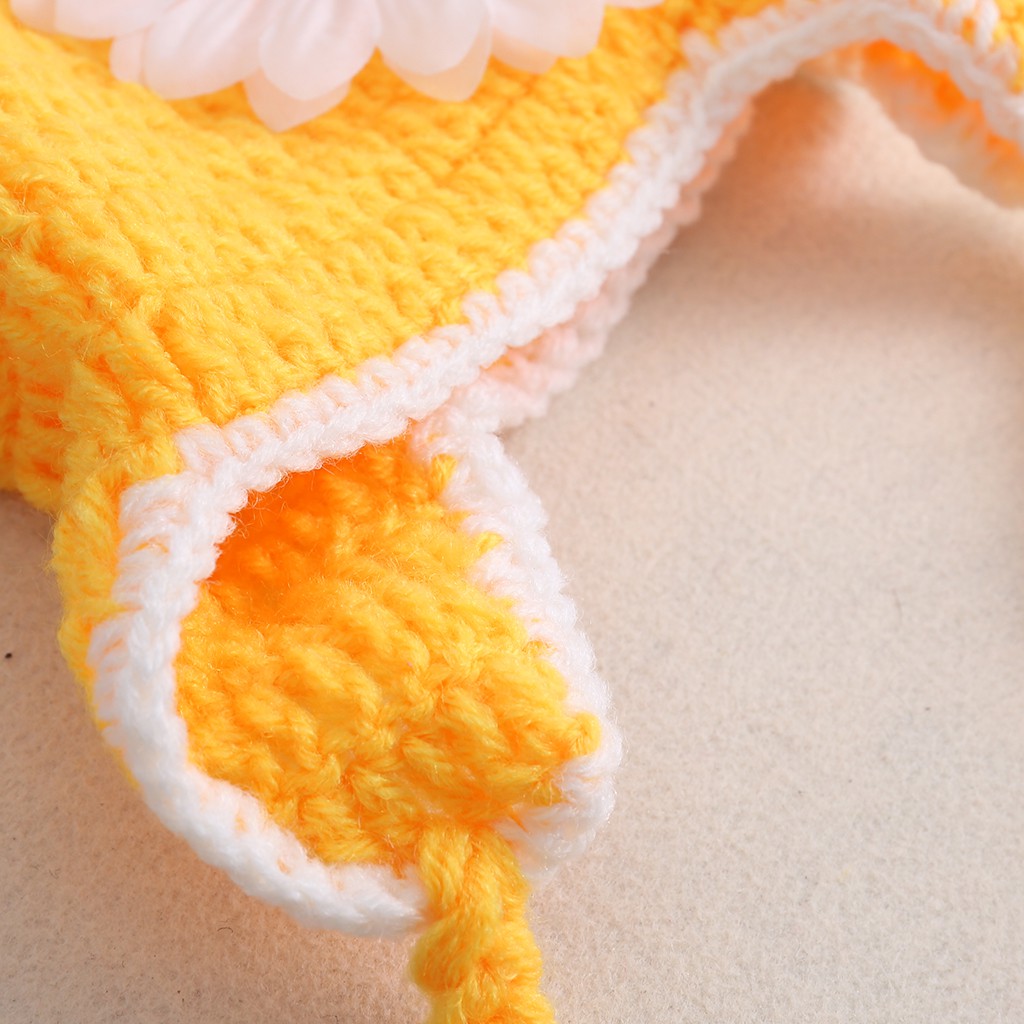 Set quần đùi và nón len dùng để làm đạo cụ chụp hình cho các bé