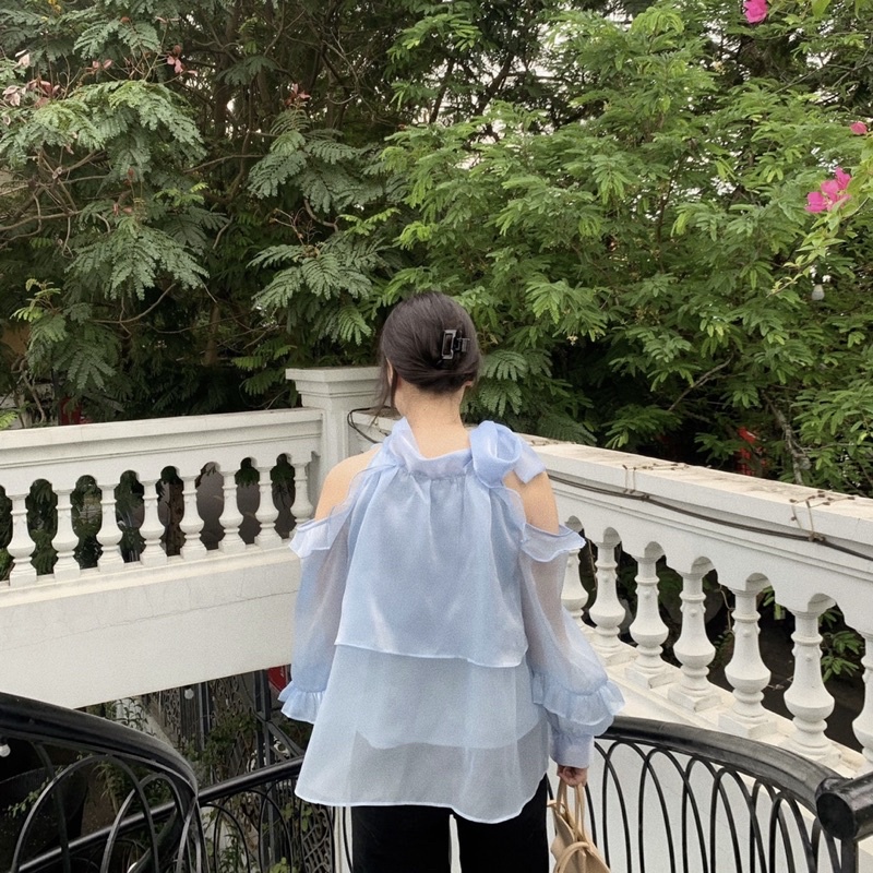 Pass áo voan trễ vai màu xanh