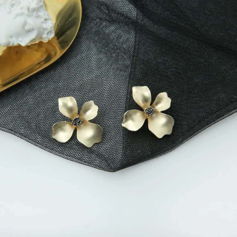 Bông tai được cường điệu bởi 2 màu bạc và vàng, mang sự mềm mại của cánh hoa toát ra từ kim loại