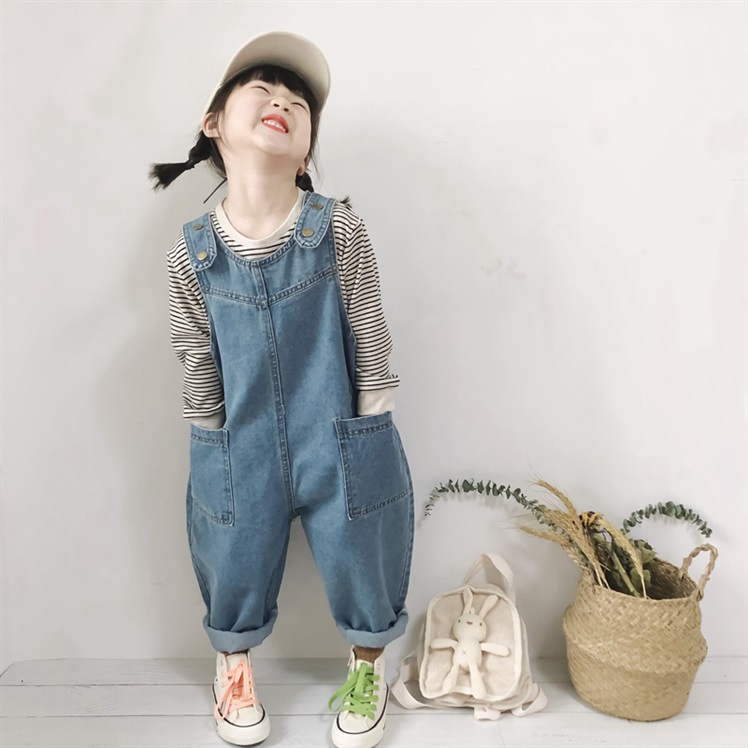 Quần yếm jean kiểu cao bồi Hàn Quốc thiết kế xinh xắn cho bé