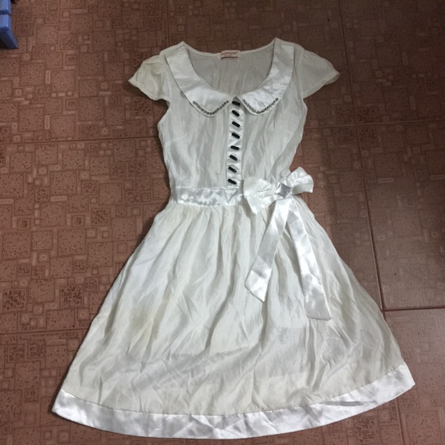 Đầm trắng xoè nơ eo