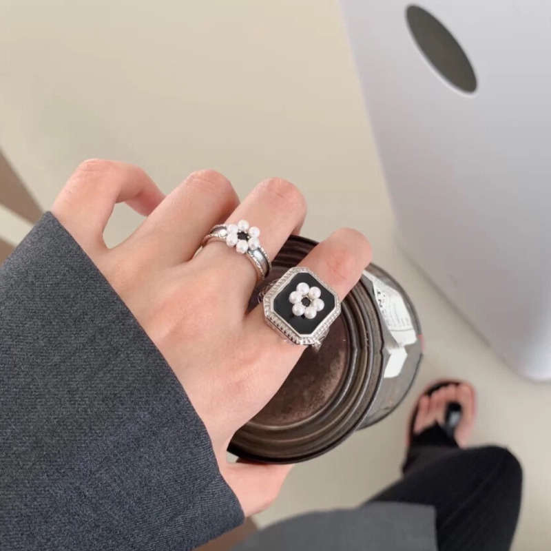 Nhẫn màu đen đính ngọc trai nhân tạo họa hình hoa độc đáo