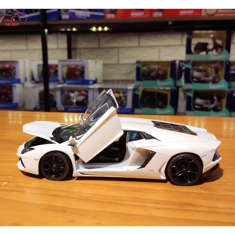 Mô hình xe hợp kim Lamborghini Aventador LP700-4 Welly tỉ lệ 1:24 màu trắng