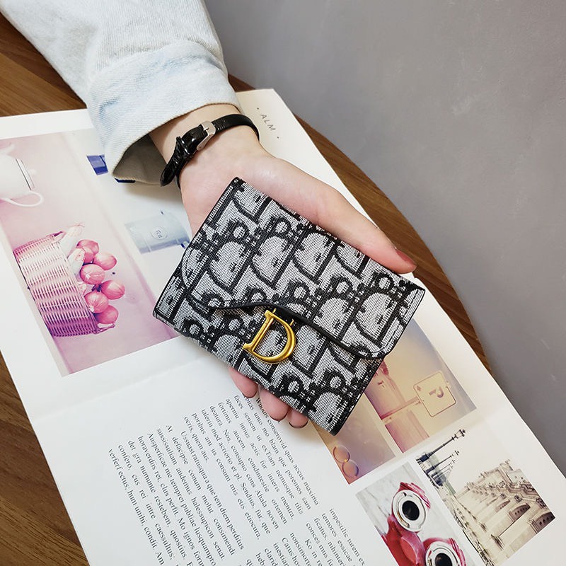 Ví ngắn cầm tay Dior thời trang sang trọng