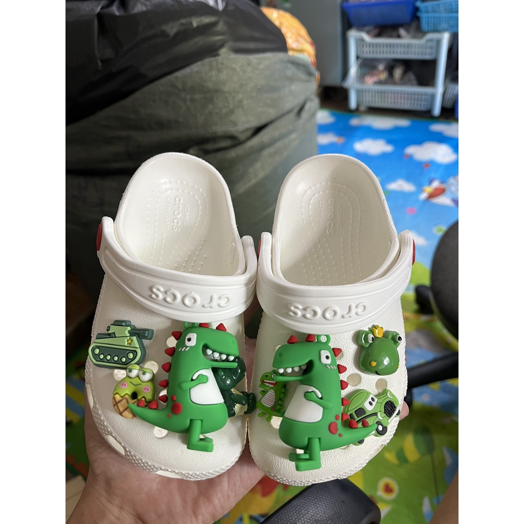 Sục cross cá sấu trắng full charm 2 to và 8 đến 10 charm nhỏ tùy size cho bé hàng xuất dư có lỗi nho ko đáng kể