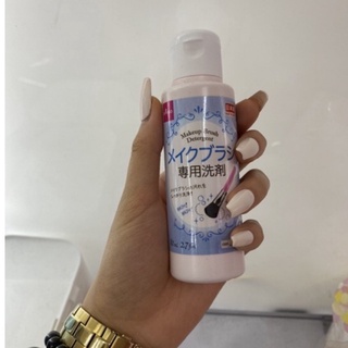 Nước giặt cọ và mút trang điểm Daiso