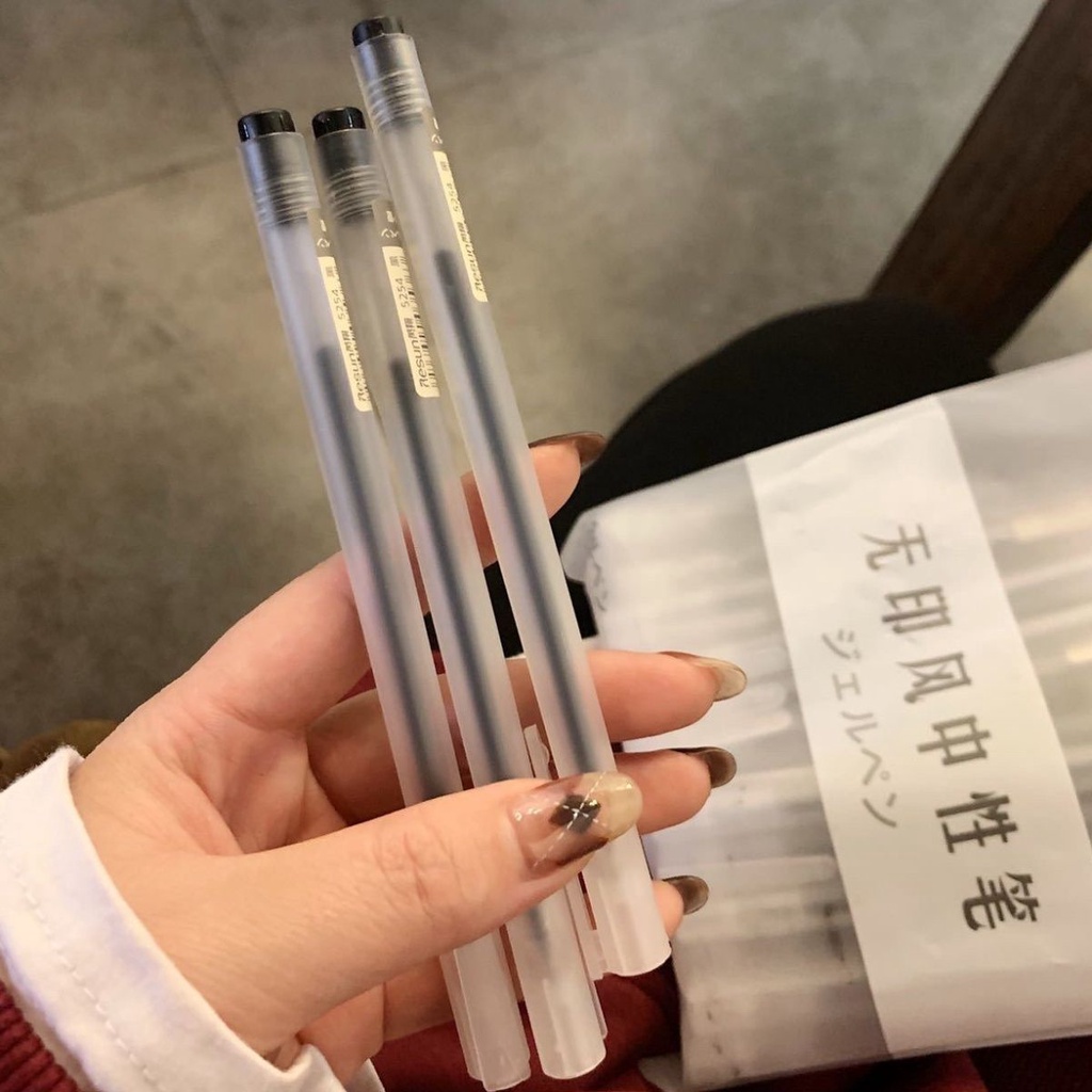 Bút Bi Mực Đen Ngòi 0.5mm Vỏ In Họa Tiết Carbon