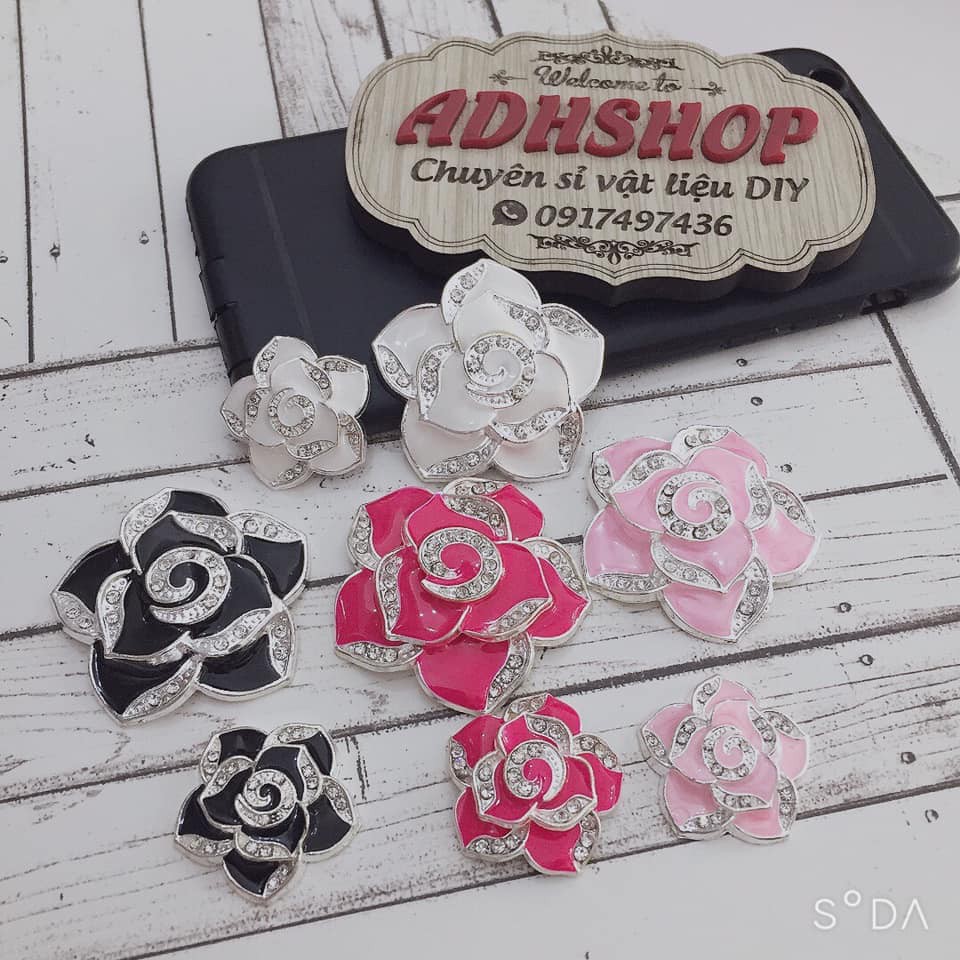 Cặp hoa trà to nhỏ