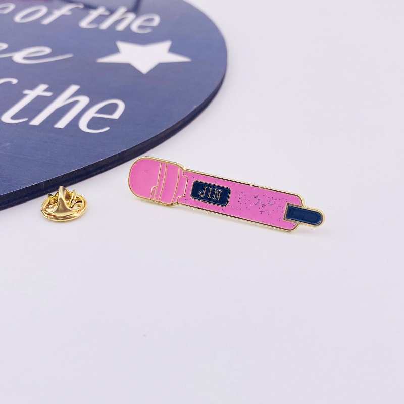 Ghim Cài Áo Hình Micro Của BTS