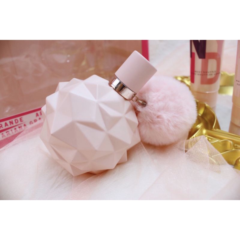 Set Nước Hoa 𝑨𝒓𝒊𝒂𝒏𝒂 𝑮𝒓𝒂𝒏𝒅𝒆 𝑺𝒘𝒆𝒆𝒕 𝑳𝒊𝒌𝒆 𝑪𝒂𝒏𝒅𝒚 𝑩𝒚 𝑨𝒓𝒊𝒂𝒏𝒂 𝑮𝒓𝒂𝒏𝒅𝒆