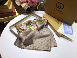 Khăn lụa hiệu Gucc sale mạnh 350k còn 180k.