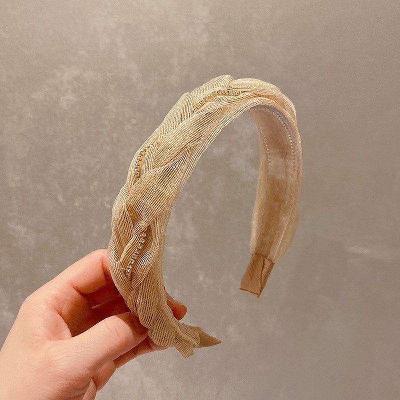 Cài tóc dịu dàng cho các bạn nữ có đính đá