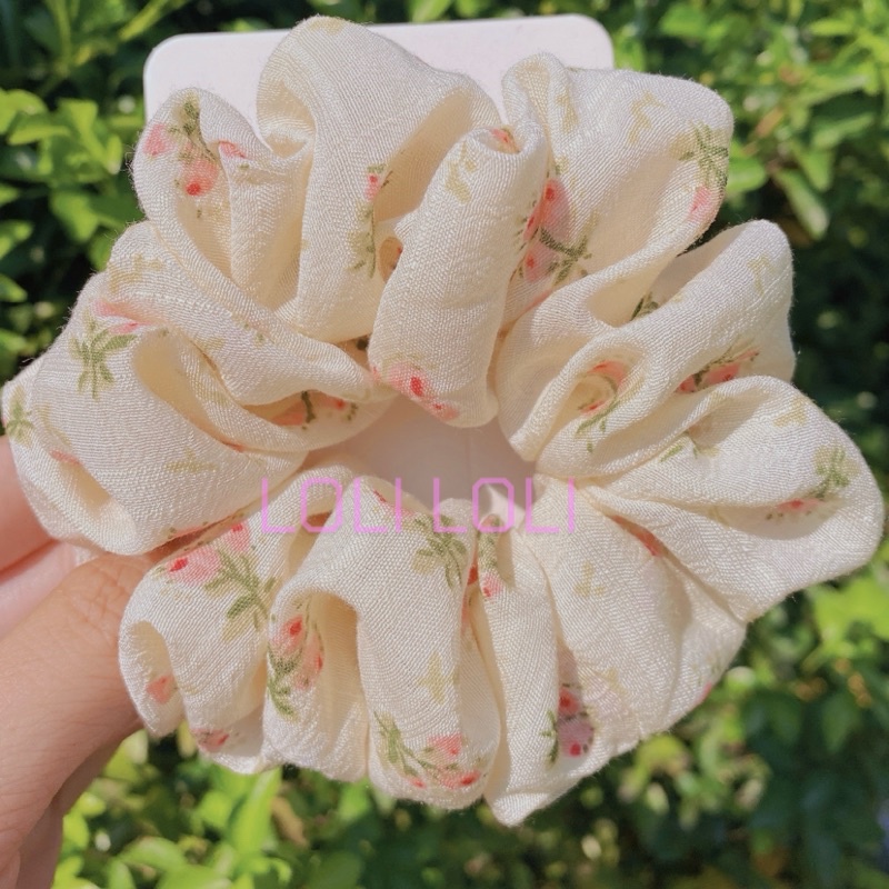 Scrunchies buộc tóc thiết kế hoa nhí nền kem Loli. Cột tóc hoa cổ điển dễ thương