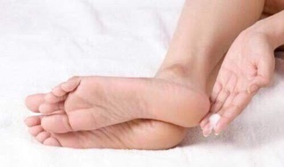 KEM NỨT GÓT CHÂN