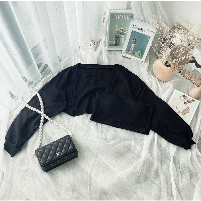 Set khoác trắng và áo croptop 2 dây