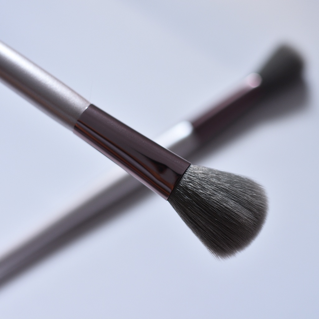 Cọ trang điểm tạo khối hoặc má hồng BH Cosmetics Lavish 04