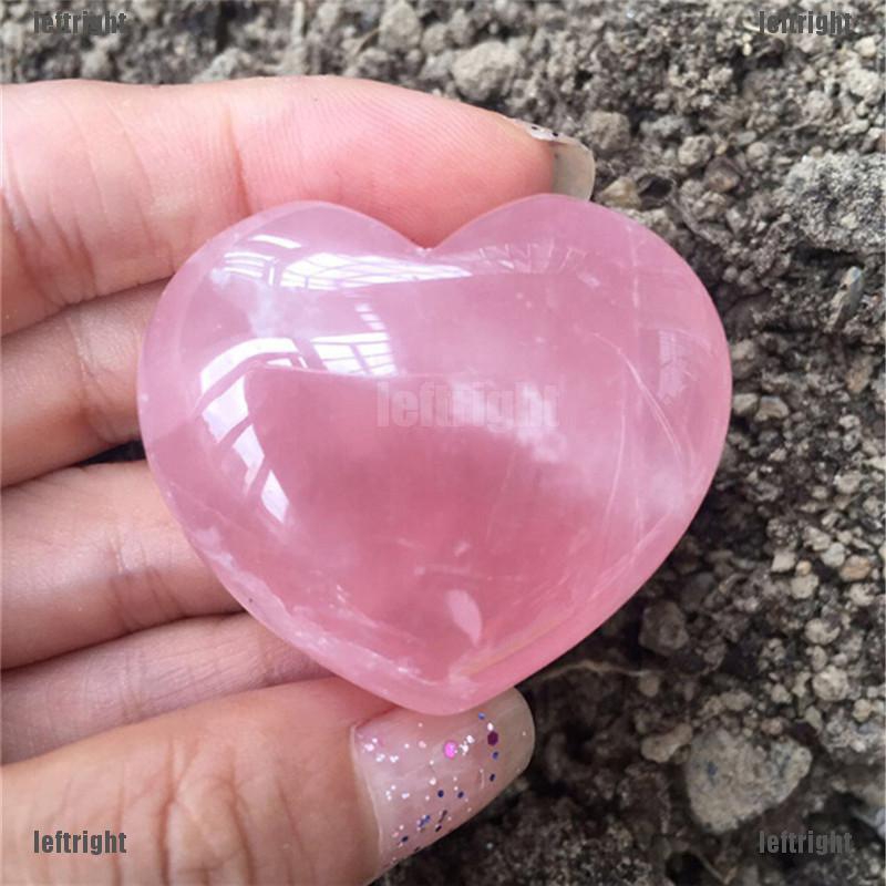 Viên đá thạch anh màu hồng hình trái tim giống với đá tự nhiên