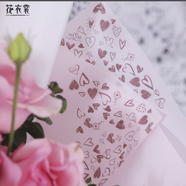 Giấy tim gói hoa 1 xấp 20 tờ.