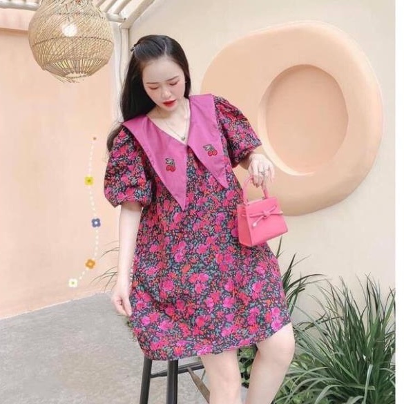 Đầm dáng suông rộng hoa màu hồng phối cổ vạt nhọn thêu trái cherry tay phồng freesize