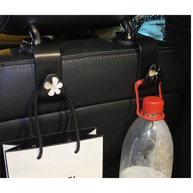 Móc treo đồ sau ghế ô tô gắn hoa chanel dễ thương- Dũng An shop