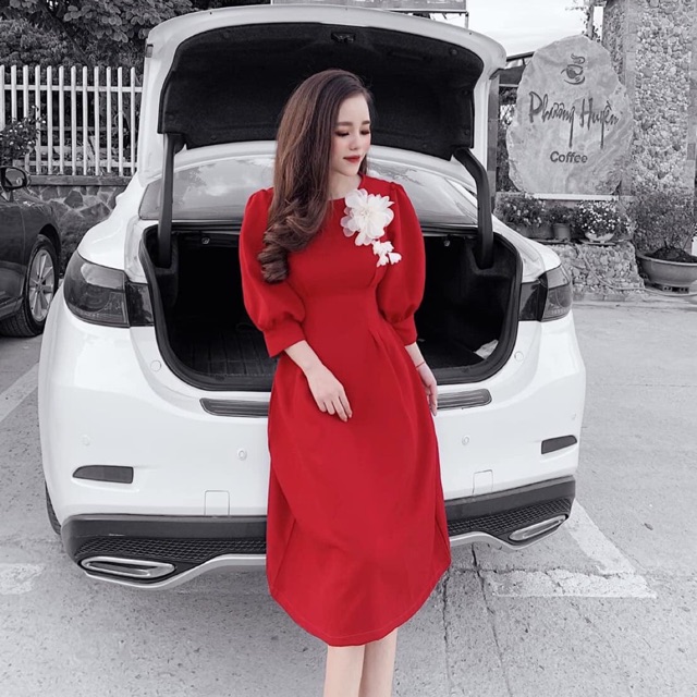 Váy đỏ kèm hoa