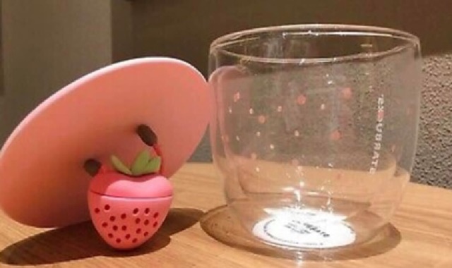 🍓[CHÍNH HÃNG]Ly thuỷ tinh Có lọc trà STARBUCKS Summer Strawberry Glass Cup & Raccoon Lid🍓
