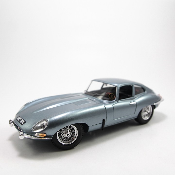 MÔ HÌNH XE JAGUAR E-TYPE COUPE SILVER/BLUE 1:18 BBURAGO - MH-18-12044