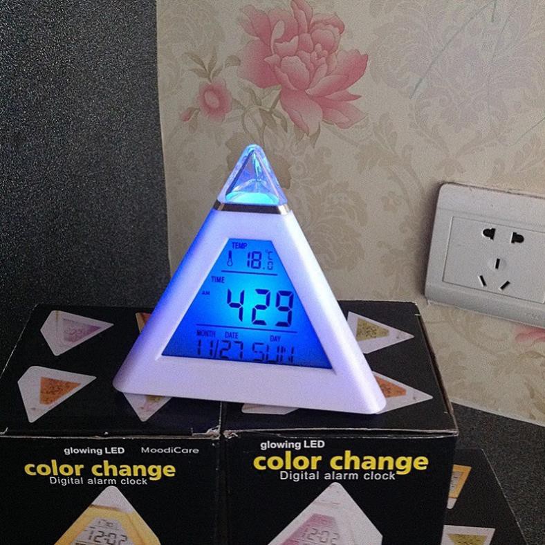 Đồng hồ điện tử hình dạng kim tự tháp để bàn đổi màu siêu cute