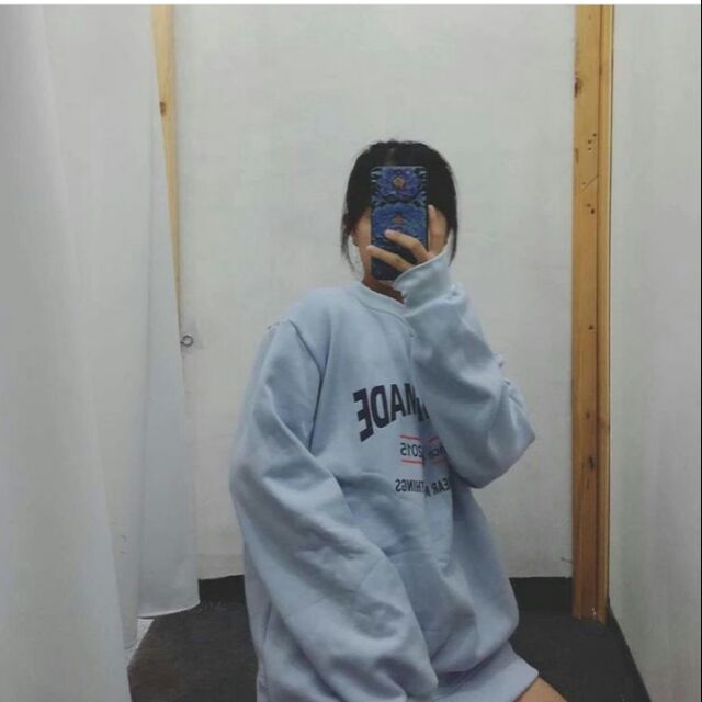 áo hoodie không cổ tròn phù hợp cho mọi lứa tuổi trai gai đều mặc được nên sắm cho mình một em để mặc