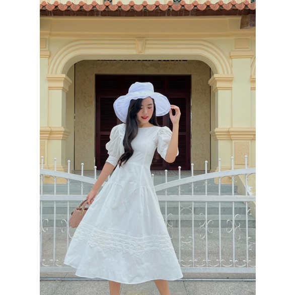 Ria de Leidi - Đầm midi trắng cổ thuyền, tay phồng xẻ sang trọng