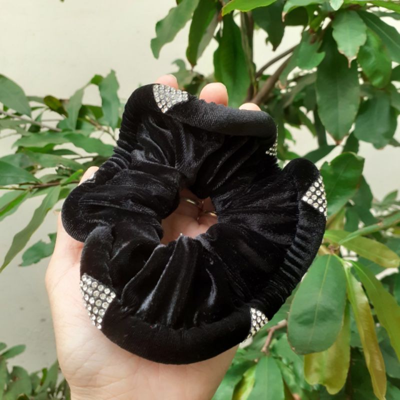 Cột tóc nhung màu đen đính hạt