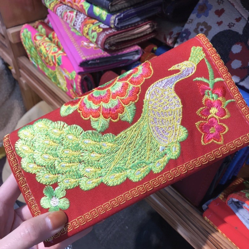 Ví thuê con công bằng vải