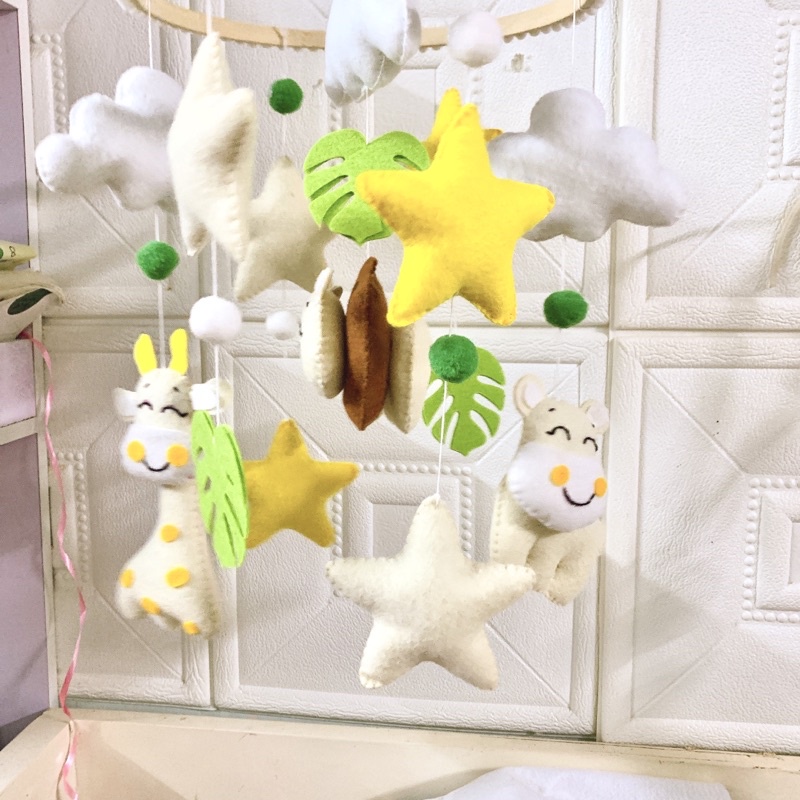 Đồ chơi treo nôi cho bé kích thích thị giác ảnh thật, có nhạc tự xoay mẫu THÚ RỪNG VÀ SAO VÀNG