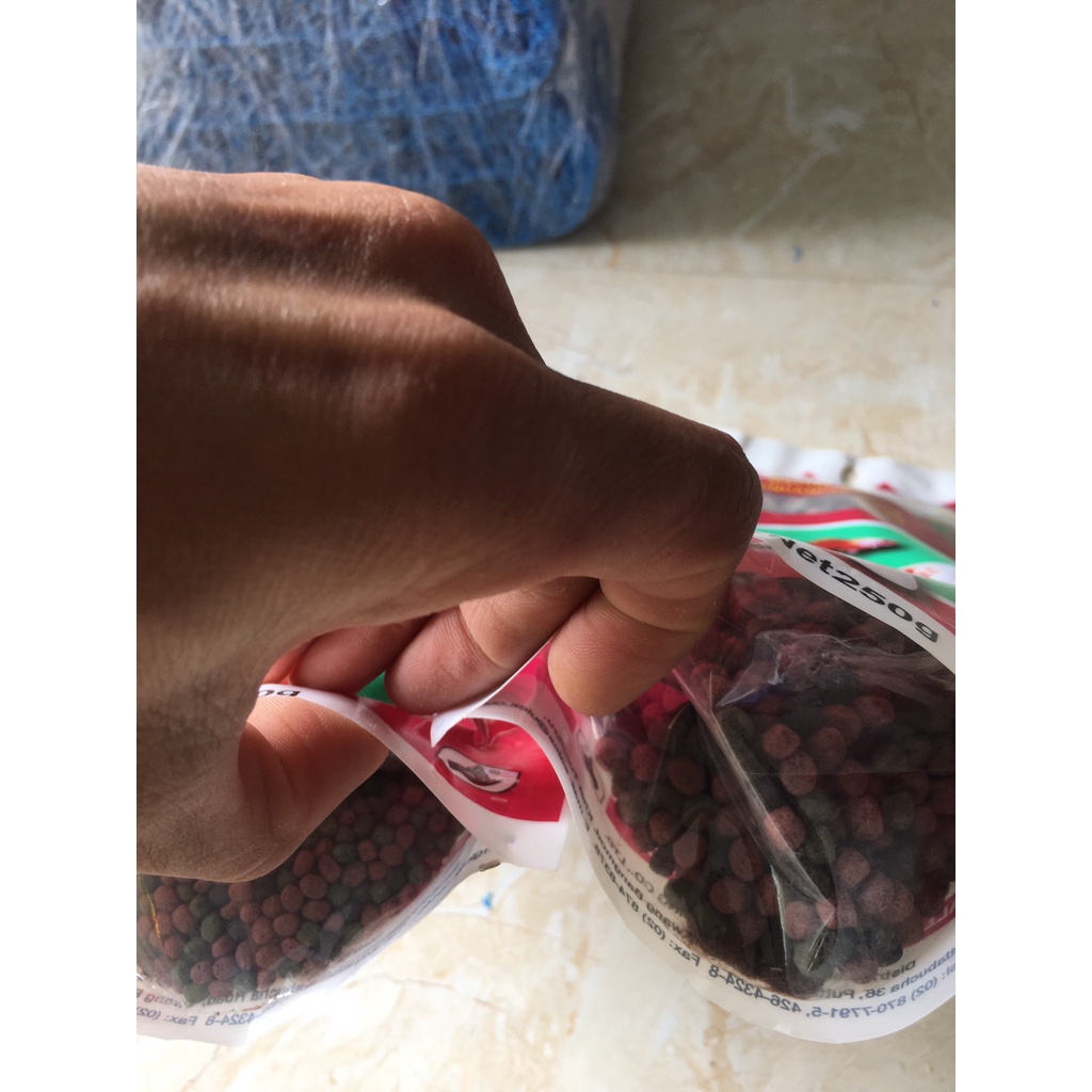 Thức ăn cho cá cảnh,cá KOI SAKURA 250g nhập Thái Lan(hạt to,hạt nhỏ trong phân loại)