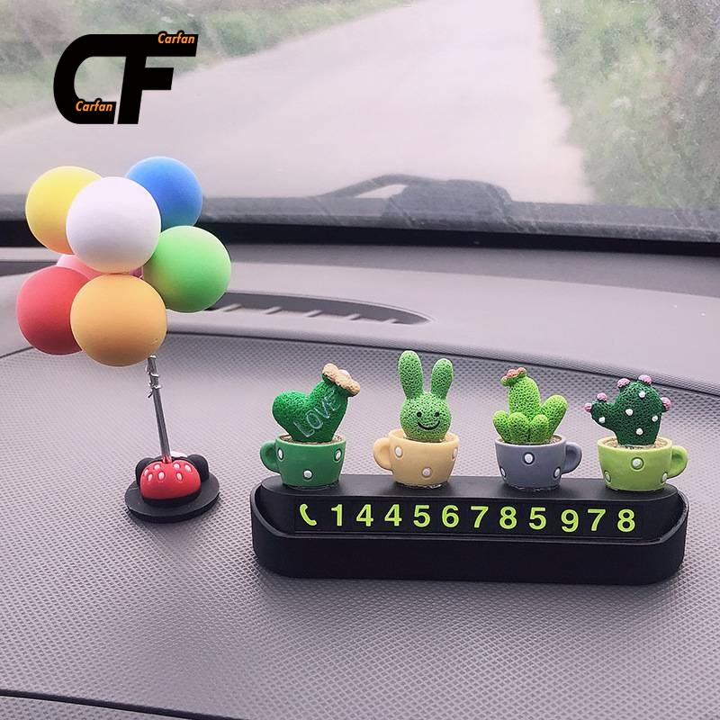 Biển số điện thoại được đặt trên táp lô xe hình cây xương rồng dễ thương