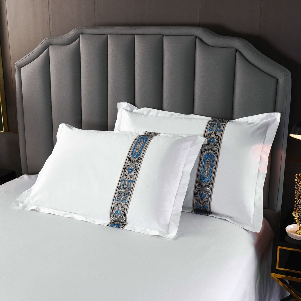 Bộ khăn trải giường khách sạn 5 sao và 3 chiếc bông trắng dùng cho sạn, nhà nghỉ
