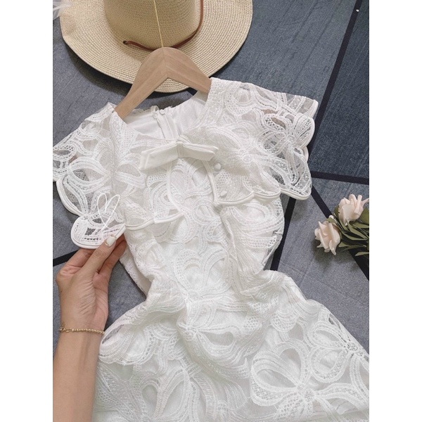 ĐẦM MIDI TRẮNG CỔ REN TO HOA NỔI GẮN NƠ