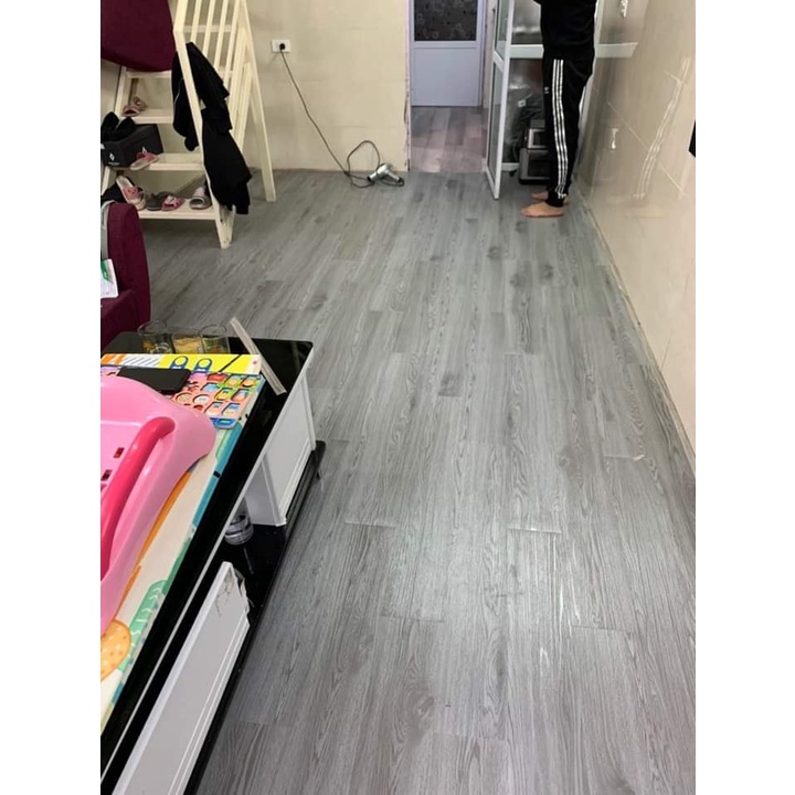 SÀN NHỰA GIẢ GỖ SẴN KEO TỰ DÁN MÀU XÁM ĐẬM, 7 tấm=1m2