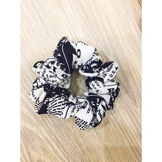 Dây buộc tóc Scrunchies hoạt tiết chữ trắng đen
