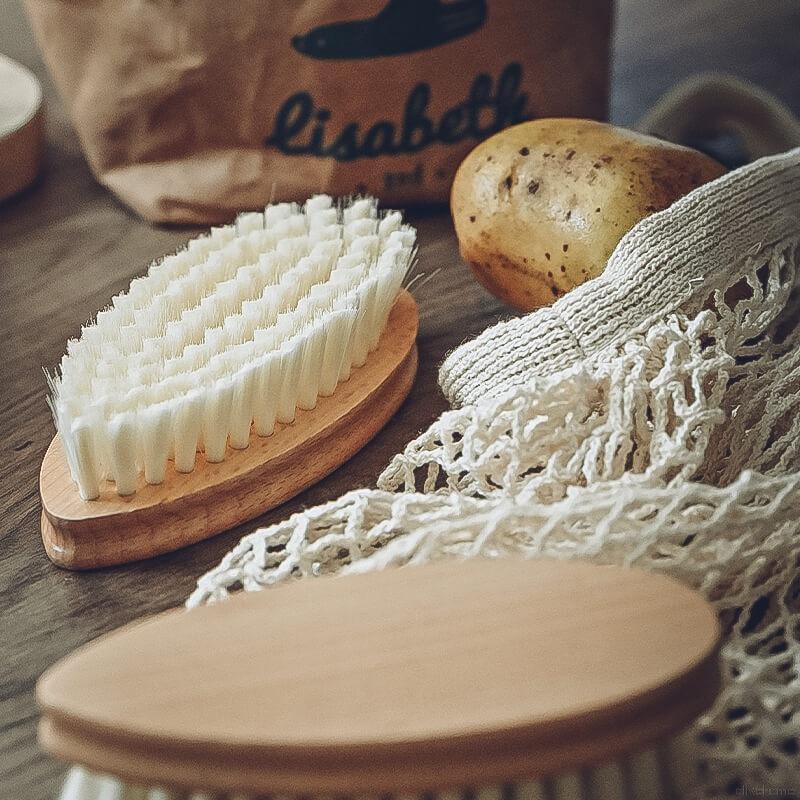 Bàn chải bằng tre dùng rửa rau củ quả đa năng