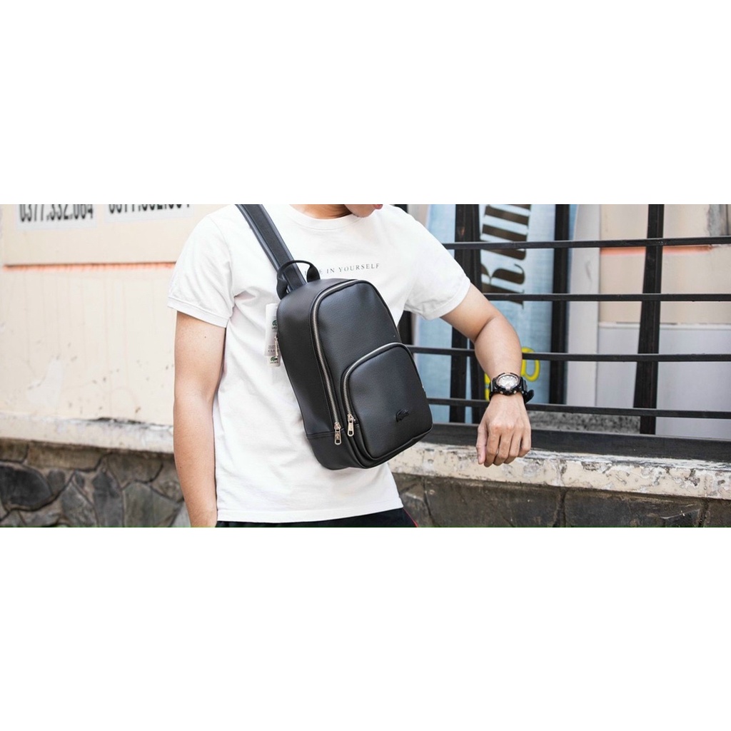 Túi đeo chéo dáng bô lô Coach lịc lãm
