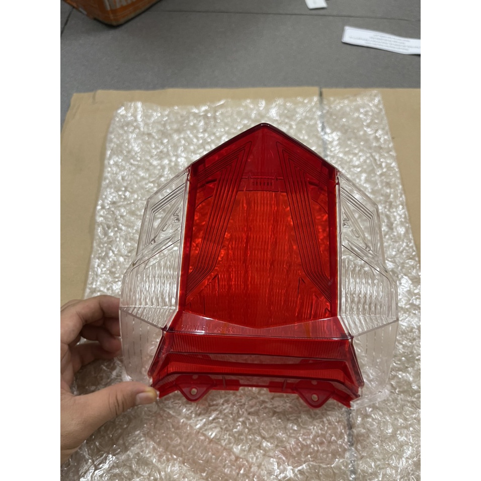 xi nhan sau xe chụp lái sau nắp đèn hậu mica đèn hậu winner v1 hàng chính hãng 33702K56V01