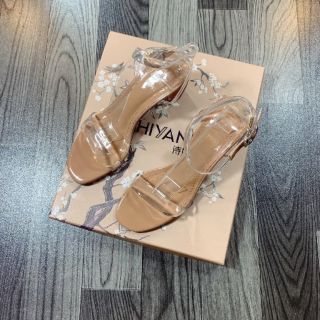 Xăng đan cao gót độc đáo
