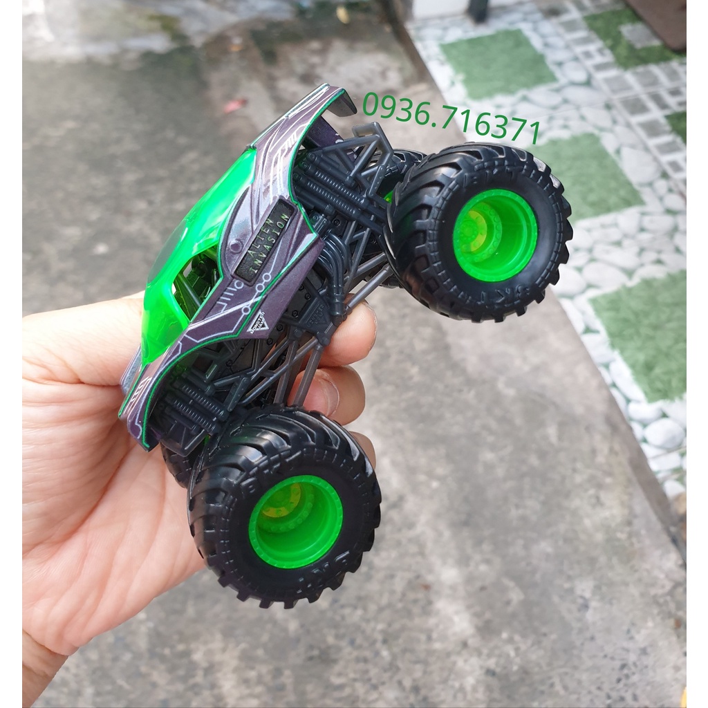 Mô hình xe tải quái vật Monster Jam CMJ08 đổi màu hàng Spin Master Canada