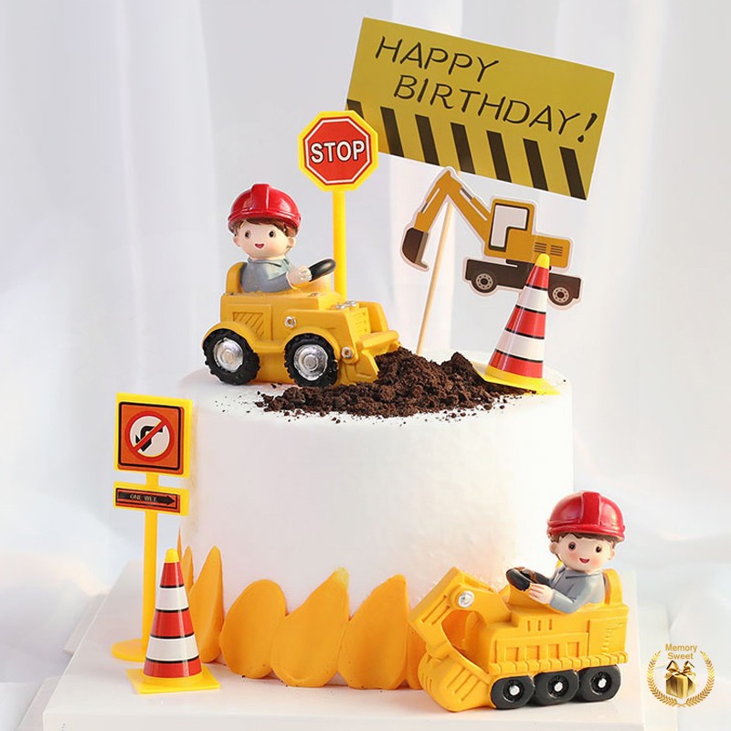 Trang trí bé trai lái máy xúc nhựa