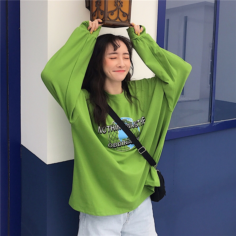 Áo thun nữ tay dài dáng rộng in chữ xinh xắn | BigBuy360 - bigbuy360.vn